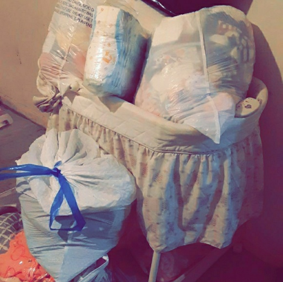 Baby girl clothes/ bassinet - Picture 2 of 3